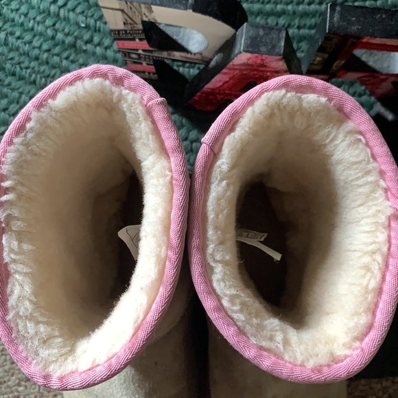 UGG girls boots size:4 tan/pink trim very cute! - Picture 5 of 9